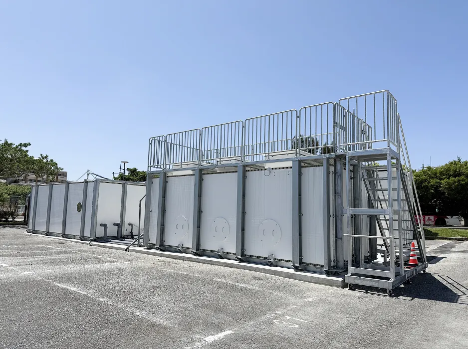 クレーンによる養殖モジュールの設置作業の様子